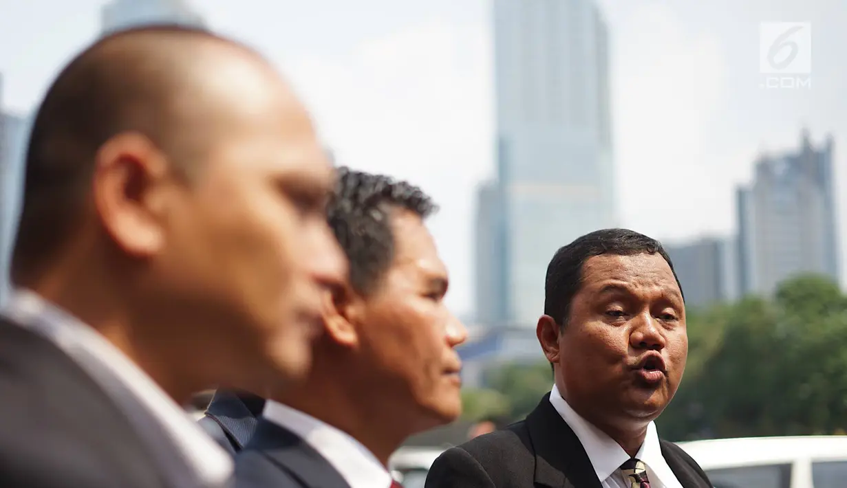 Ketua tim pembela kehormatan profesi advokat, Nazarudin Lubis memberi keterangan terkait dugaan penghinaan yang dilakukan Nikita Mirzani, Jakarta, Kamis (4/7/2019). Laporan bermula dari tindakan Nikita yang diduga menghina profesi Advokat melalui akun instagramnya. (Liputan6.com/Immanuel Antonius)