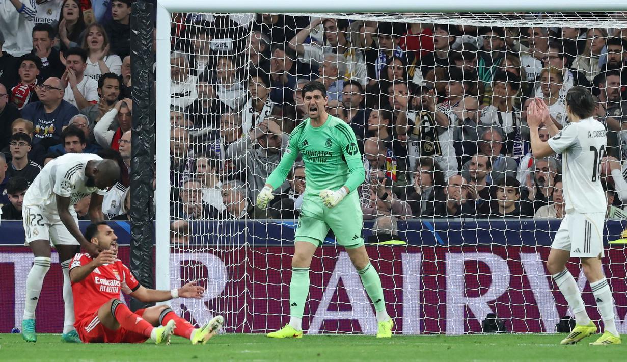 Penjaga gawang berkebangsaan Belgia tersebut tampil heroik meski harus jatuh bangun dalam laga dengan tensi panas tersebut. (AFP/Thomas Coex)