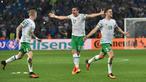 Robert Brady (kanan) mencetak gol tunggal kemenangan Irlandia atas Italia pada laga Grup E Piala Eropa 2016 di Stade Pierre Mauroy, Lille, Kamis (23/6/2016) dini hari WIB. (AFP/Philippe Huguen)
