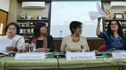 Ketua Komnas Perempuan Azriana (kanan) menunjukkan sebuah berkas saat konferensi pers terkait hukuman mati di Jakarta, Jumat (24/4/2015). Mereka meminta kepada pemerintah agar membatalkan hukuman mati terhadap Mary Jane. (Liputan6.com/JohanTallo)