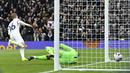 Pemain Tottenham, Timo Werner (kiri) mencetak gol penyeimbang 1-1 ke gawang Crystal Palace pada laga lanjutan Liga Inggris 2023/2024 di Tottenham Hotspur Stadium, London, Inggris, Sabtu (02/03/2024) malam WIB. (AFP/Justin Tallis)