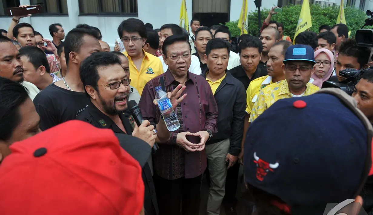 Yorrys Raweyai (memegang botol minuman) menuntut Rapat Pleno harus tetap dilaksanakan mesti tanpa kehadiran aburizal Bakrie, DPP Golkar, Jakarta, Selasa (25/11/2014). (Liputan6.com/Johan Tallo)