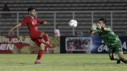 Striker Timnas Indonesia U-16, Wahyu Agong, berduel dengan kiper Kepulauan Mariana Utara pada laga babak Kualifikasi Piala AFC U-16 2020 di Stadion Madya, Jakarta, Rabu (18/9). Indonesia menang 15-1. (Bola.com/Yoppy Renato)