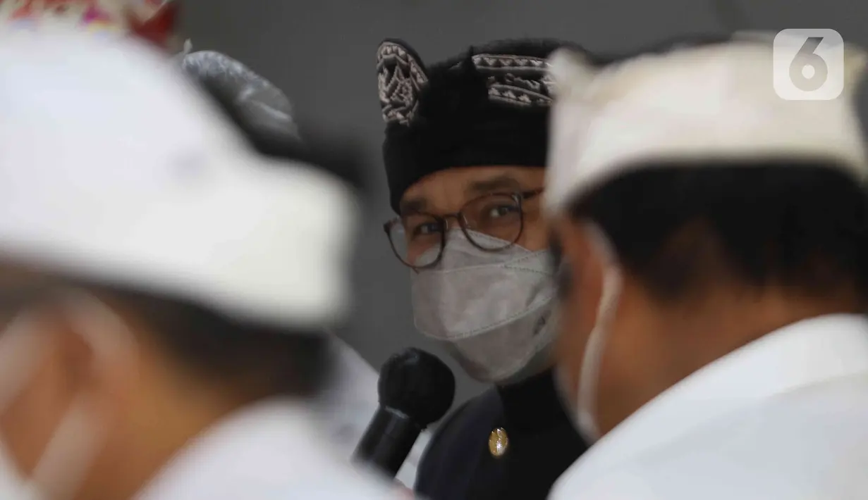 Gubernur DKI Jakarta, Anies Baswedan saat menghadiri Upacara Tawur Agung Kesanga di Pura Aditya Jaya, Pulo Gadung, Rabu (2/3/2022). Anies yang mengenakan pakaian adat Bali dengan udeng hitam itu datang untuk menghormati umat Hindu di Jakarta. (Liputan6.com/Herman Zakharia)