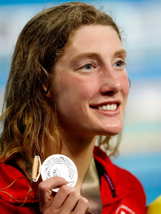 Perenang asal Kanada, Ruck Taylor tersenyum saat meraih medali perak pada kejuaraan renang 50m gaya bebas putri Commonwealth Games 2018 di Aquatic Center di Gold Coast, Australia (5/4). (AP Photo / Mark Schiefelbein)