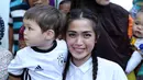 Pemeran dan presenter Jessica Iskandar memberikan dukungan moril pada anak-anak kurang mampu yang akan menjalani operasi. Dalam kegiatan sosial bertajuk Lets Share, ia mengajak buah hatinya. (Nurwahyunan/Bintang.com)