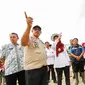 Pj Gubernur Jawa Tengah, Nana Sudjana meninjau kondisi banjir di Kecamatan Karanganyar, Kabupaten Demak, Jumat (16/2/2024). (Foto: Istimewa)