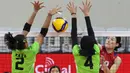 Pemain Timnas voli putri Hong Kong, Pang Wing Lam (kanan) melepaskan spike yang berusaha diblok dua pemain Indonesia, Maradanti Namira (kiri) dan Bela Sabrina pada laga perebutan tempat ketujuh AVC Challenge Cup 2024 di Rizal Memorial Coliseum, Manila, Filipina, Rabu (29/5/2024). Hong Kong kalah 0-3 (15-25, 19-25, 20-25). (Asian Volleyball Confederation)