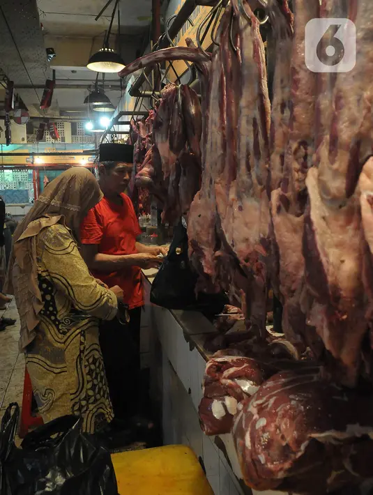 Salah satu yang mengalami kenaikan jelang Ramadan adalah harga daging sapi. (merdeka.com/Imam Buhori)