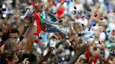 Pemain Portuggal mengangkat trofi juara Piala Eropa 2016 usai mengalahkan Prancis dengan skor 1-0 pada laga final yang berlangsung di Stade de France, Saint-Denis, Senin (11/7/2016) dini hari WIB. (Reuters/Christian Hartmann)