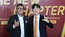 Presiden klub Persija, Mohamad Prapanca (kiri) bersama Shin Tae-yong saat acara perkenalan pelatih kepala baru Persija di Jakarta International Stadium, Senin (8/6/2026) siang WIB. (Bola.com/M Iqbal Ichsan)