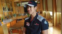 Pebalap Indonesia, Sean Gelael, saat sesi wawancara dengan wartawan di Singapura, Sabtu (16/9/2017). (Bola.com/Muhammad Wirawan Kusuma)