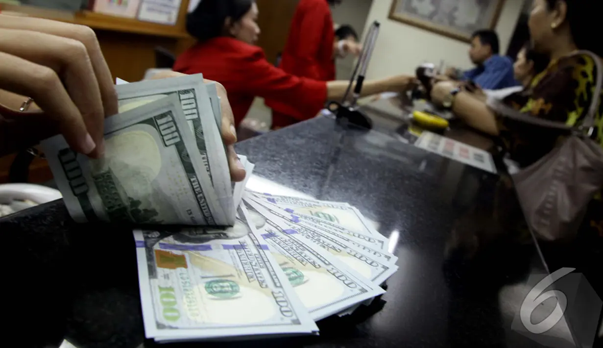 Posisi dolar melempem di kisaran Rp 11.985. Jauh berbeda saat Jokowi belum dilantik yang masih di   posisi Rp 12.100 pada Jumat pekan lalu, Jakarta, Kamis (23/10/2014) (Liputan6.com/Johan Tallo)
