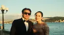 Terbaru, keduanya nampak kondangan di Turki dengan busana serasi. Chelsea Islan kenakan dress sabrina bertali warna gold sedangkan Rob Clinton tampil necis dengan setelan jas, kemeja putih dan dasi kupu-kupu [@chelseaislan]