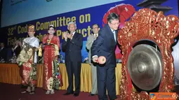 Citizen6, Bali: Sekjen KKP Gellwynn Jusuf didampingi Dirjen P2HP Saut P Hutagalung dan Plt Kepala Badan Satdarisasi Nasional Suprapto memukul gong sebagai tada dibukanya pertemuan Codex di Bali pada, Senin (1/10). (Pengirim: Efrimal Bahri)