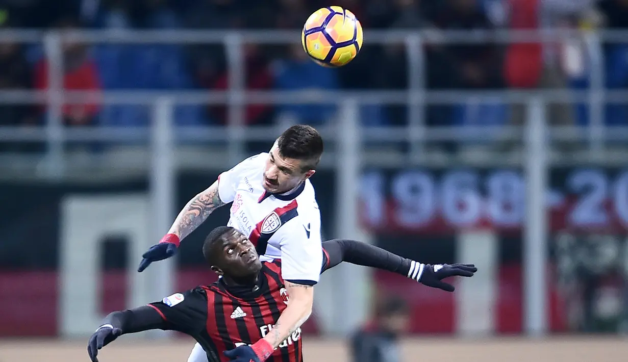 Aksi pemain AC Milan, M'Baye Niang (kiri) berduel udara dengan pemain Cagliari, Fabio Pisacane pada lanjutan Serie A di San Siro stadium, Milan (8/1/2017). AC Milan menang 1-0.  (AFP/Filippo Monteforte)