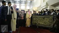 Raja Arab Saudi Salman bin Abdulaziz Al Saud bersama rombongan memberikan kiswah atau potongan penutup Kabah untuk masjid Istiqlal. (Liputan6.com/Angga Yuniar)