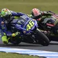 Pebalap Yamaha Tech 3, Johann Zarco (kanan), berduel dengan Valentino Rossi (Movistar Yamaha) pada balapan MotoGP Australia di Phillip Island, Minggu (22/10/2017). (Johann Zarco)