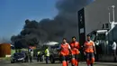 Petugas berada di dekat pabrik produksi biodiesel di Calahorra, Spanyol utara (26/5/2022). Polisi di Spanyol mengatakan ledakan di pabrik biodiesel telah menewaskan dua orang dan memaksa 250 anak dievakuasi dari daerah tersebut. (AP Photo/Alvaro Barrientos)
