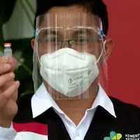 Petugas mengeluarkan vaksin Sinovac dari tempatnya yang hendak disuntikkan pada lengan Presiden Jokowi.