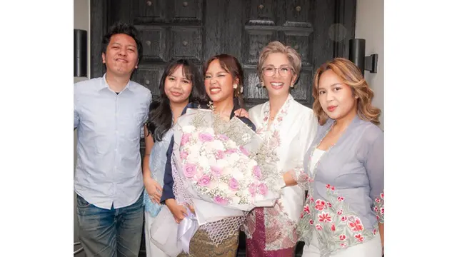 6 Potret Kebaya Vitta Dessy Mantan Istri Ari Lasso di Wisuda Anak, Tampil Anggun
