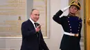 <p>Presiden Rusia Vladimir Putin melambaikan tangan saat menjamu atlet Rusia peraih medali Olimpiade Musim Dingin Beijing 2022 dan anggota tim Paralimpiade negara itu di Kremlin di Moskow (26/4/2022). (AFP/NATALIA KOLESNIKOVA)</p>