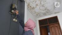 Warga memeriksa meteran listrik di kawasan Matraman, Jakarta, Kamis (2/4/2020). Pemerintah menggratiskan biaya tarif listrik bagi konsumen 450 Volt Ampere (VA) dan pemberian keringanan tagihan 50 persen kepada konsumen bersubsidi 900 VA mulai April hingga Juli 2020. (Liputan6.com/Herman Zakharia)