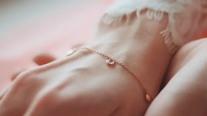 Ilustrasi Gelang Emas Minimalis (credit: wirestock/freepik)