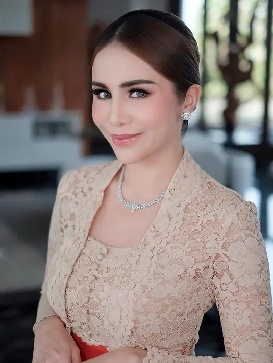 Pelantun “Jika Cinta Dia” itu mengenakan kebaya kutubaru warna krem dengan stagen warna merah. [@therealmomogeisha/@ghaneskarina]