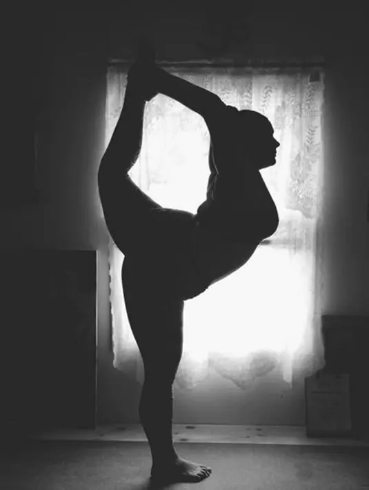 Dana Falsetti yang memiliki berat 100 kg itu membuktikan, siapapun bisa melakoni gerakan yoga termasuk pose yang sulit sekalipun. (instagram.com/nolatrees)