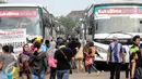Sejumlah pemudik saat ingin menaiki bus saat mengikuti mudik gratis bagi pedagang jamu bersama Sido Muncul di kawasan Kemayoran, Jakarta, Minggu (12/7/2015). 320 unit bus disiapkan untuk 20 ribu pemudik ke berbagai jurusan. (Liputan6.com/Faizal Fanani)
