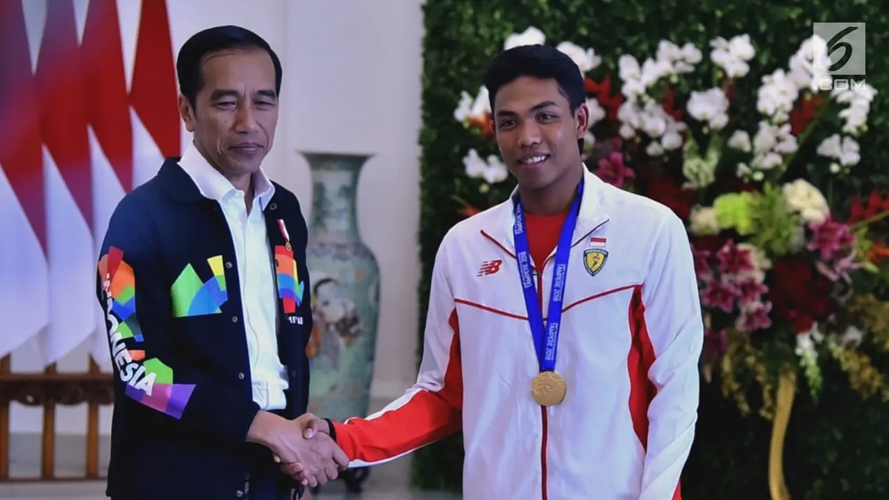 Naik Mobil Golf, Jokowi Ajak Zohri Keliling Istana Bogor