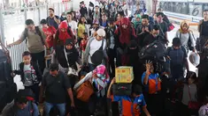Penumpang usai turun dari kereta api jurusan Jawa Tengah tiba di Stasiun Senen, Jakarta, Rabu (28/6). Arus balik Lebaran sudah mulai terjadi di Stasiun Pasar Senen. (Liputan6.com/Angga Yuniar)