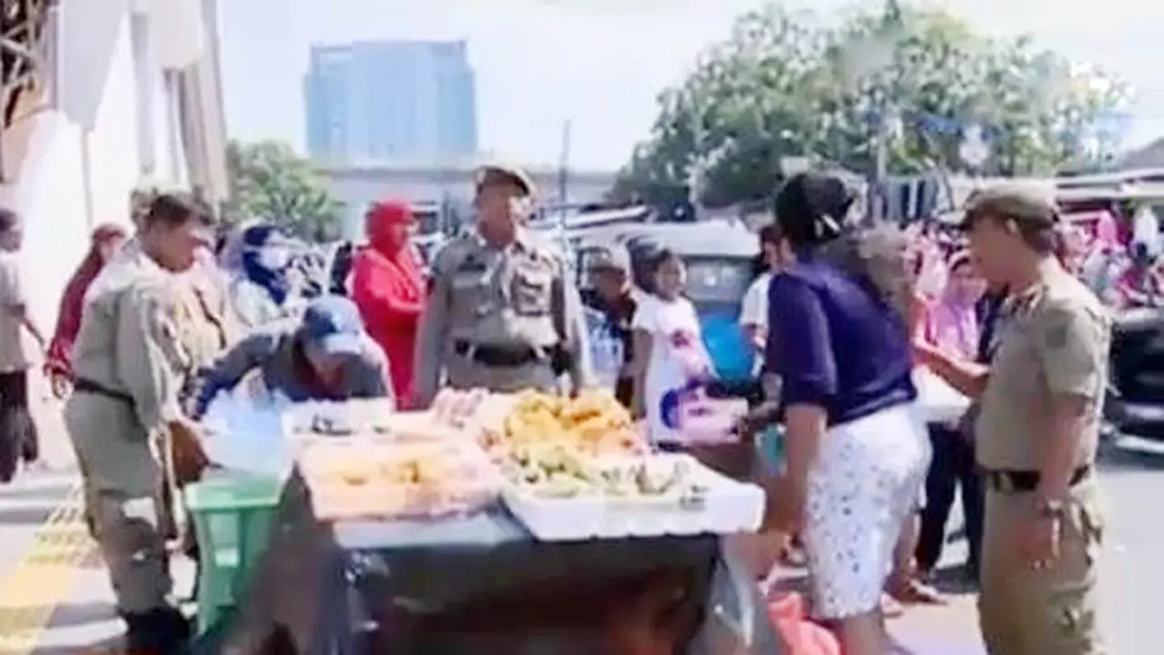 Warna-Warni Satpol PP dan PKL di Pasar Tanah Abang