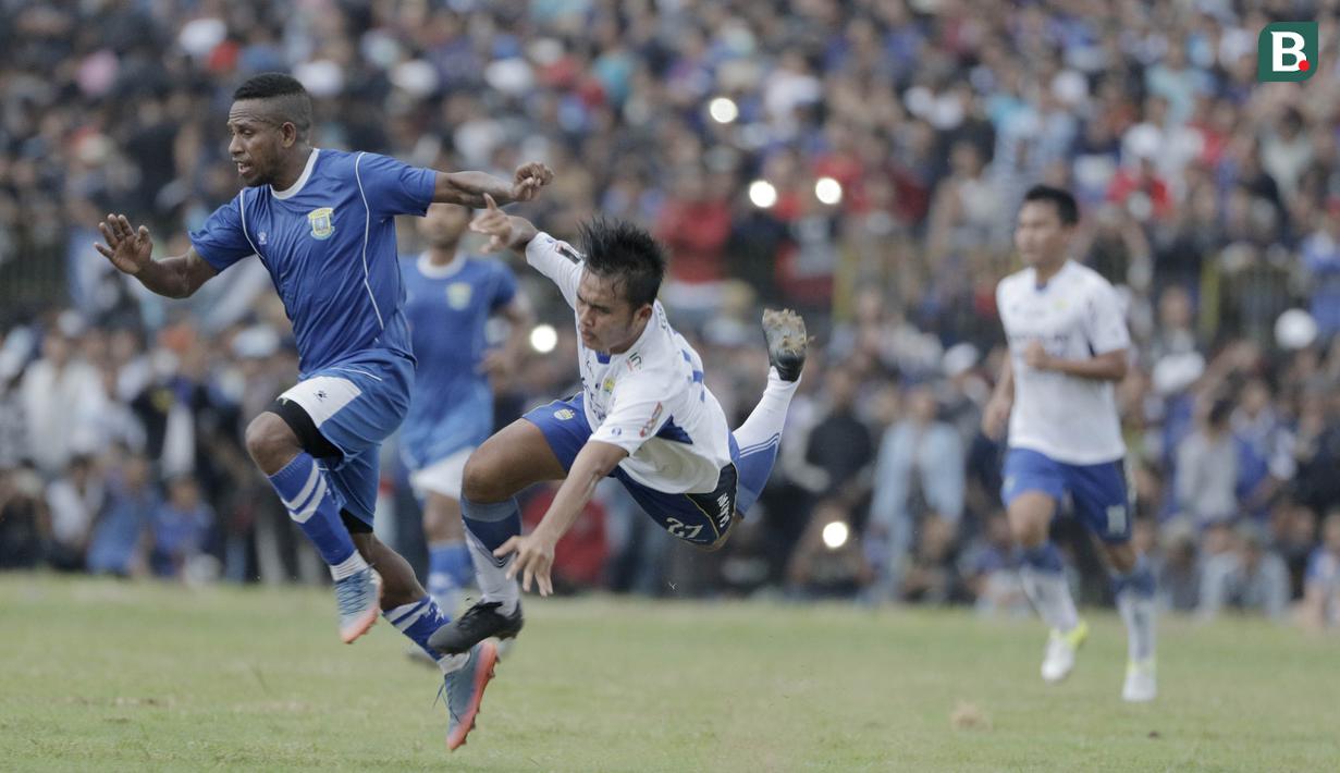Striker Perserang Serang, Oktovianus Maniani, saat pertandingan melawan Persib Bandung pada laga persahabatan di Stadion Maulana Yusuf, Serang, Kamis (1/3/2018). Persib menang 6-0 atas Perserang. (Bola.com/M Iqbal Ichsan)