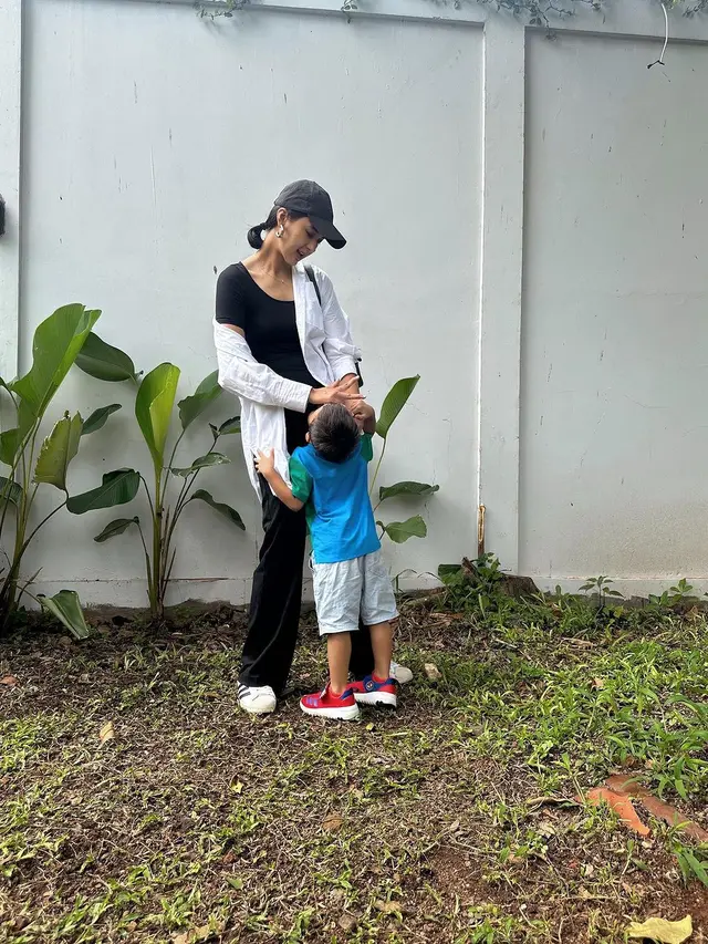 7 Potret Penampilan Paula Verhoeven saat Antar Anak Sekolah Ini Curi Perhatian