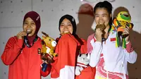 Peraih medali emas Indonesia Susanti Rahayu Aries (tengah), medali perak Indonesia Puji Lestari dan medali perunggu China, He Cuilian berpose pada upacara medali olahraga panjat tebing wanita Asian Games 2018 di Palembang (23/8). (AFP PHOTO / Adek Berry