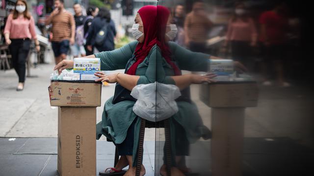 Khawatir Virus Corona COVID-19, Warga Malaysia Beraktivitas Pakai Masker