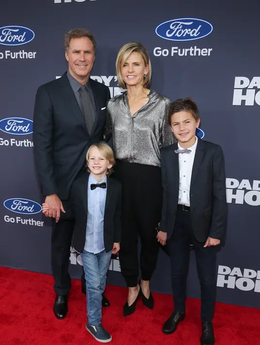 Calon Raja Komedian? Will Ferrell membawa serta sang istri, Viveca Paulin, dan dua dari ketiga anaknya di New York dalam acara premier film terbarunya yang berjudul ‘Daddy’s Home’ pada Minggu (13/12/2015). (AFP/Bintang.com)