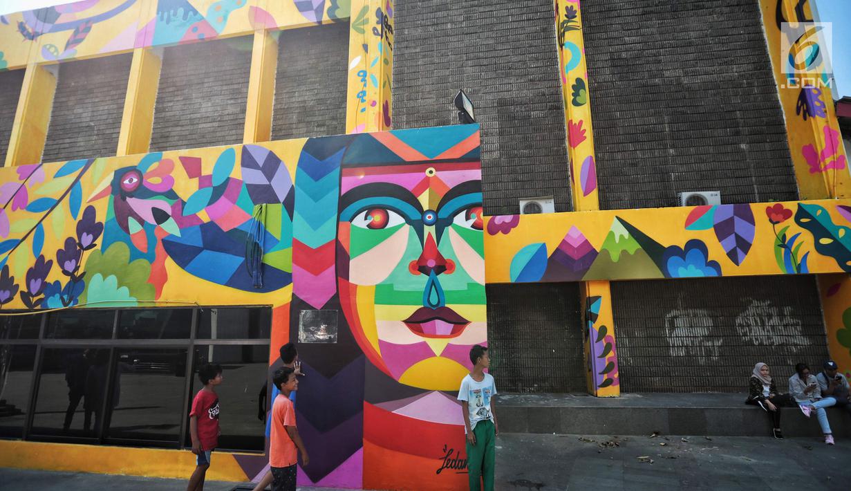 Foto Keren Seniman Kolombia Buat Seni Mural Di Taman