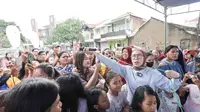 Melly Goeslaw Mulai Kampanye dengan Membagikan Ratusan Susu dan Makanan kepada Warga Cijaura Bandung. (ist)