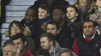 Saido Berahino (tengah) tampak menyaksikan duel MU vs Arsenal di Old Trafford (Daily Mail)