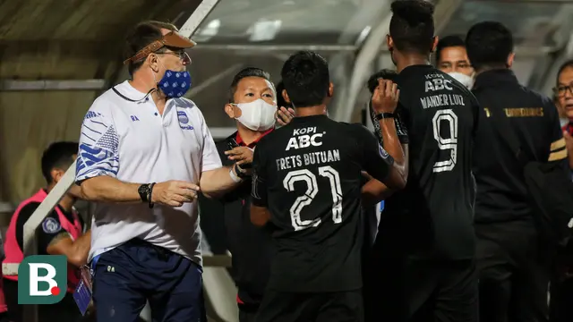 Pelatih Persib Bandung, Robert Alberts dan COO Bhayangkara FC, Sumardji.