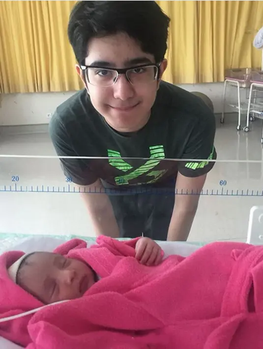 Kedua pasangan yang berbahagia ini juga berharap putrinya menjadi anak solehan dan membawa kebahagiaan bagi semuanya. Menurut perempuan 41 tahun itu, mendapatkan putri tersebut adalah sebuah keajaiban. (Instagram/andisorayabeatrix)