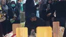 Sejumlah rekan selebriti juga turut hadir mengantar jenazah Vidi Aldiano ke peristirahatan terakhirnya di Tempat Pemakaman Umum (TPU) Tanah Kusir, Jakarta. Tampak dalam foto, YouTuber, Deddy Corbuzier, menabur bunga di sisi makam Oxavia Aldiano atau lebih dikenal dengan nama Vidi Aldiano di Tempat Pemakaman Umum (TPU) Tanah Kusir, Jakarta, Minggu (8/3/2026). (Kapanlagi.com/Budy Santoso)