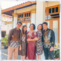 Ada yang berbeda dari penampilan para cast sinetron Buku Harian Seorang Istri yang tayang di SCTV. Mereka terlihat agak formal dan kompak mengenakan batik. (Instagram @zoeabbasjackson)