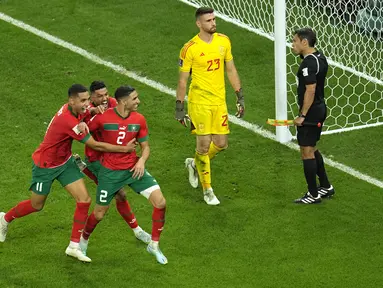 Para pemain Maroko merayakan kemenangan adu penalti atas Spanyol pada babak 16 besar Piala Dunia 2022 di Education City Stadium, Al Rayyan, Rabu (6/12/2022) dini hari WIB. Maroko melewati 120 menit dan adu penalti untuk mencapai perempat final Piala Dunia 2022. (AP Photo/Abbie Parr)