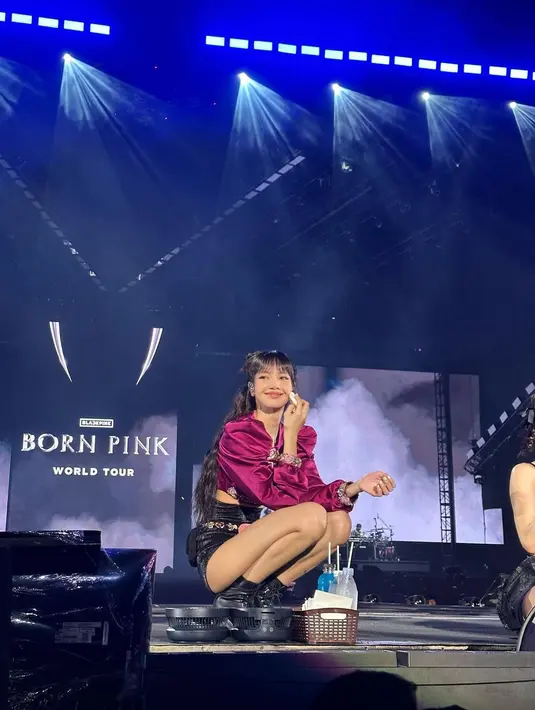 Selama konser, Lisa BLACKPINK juga tampil dengan gaya rambut bervariasi. [Foto: IG/lalalalisa_m].