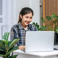 Duduk berlama-lama saat bekerja di depan laptop bisa menjadi masalah serius jika tidak dibarengi dengan selingan peregangan atau istirahat. (Foto dok: Freepik/jcomp).