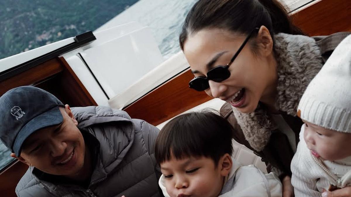 6 Gaya Old Money Nikita Willy Rayakan Ulang Tahun Putranya Issa ke-3 Naik Perahu di Danau Italia